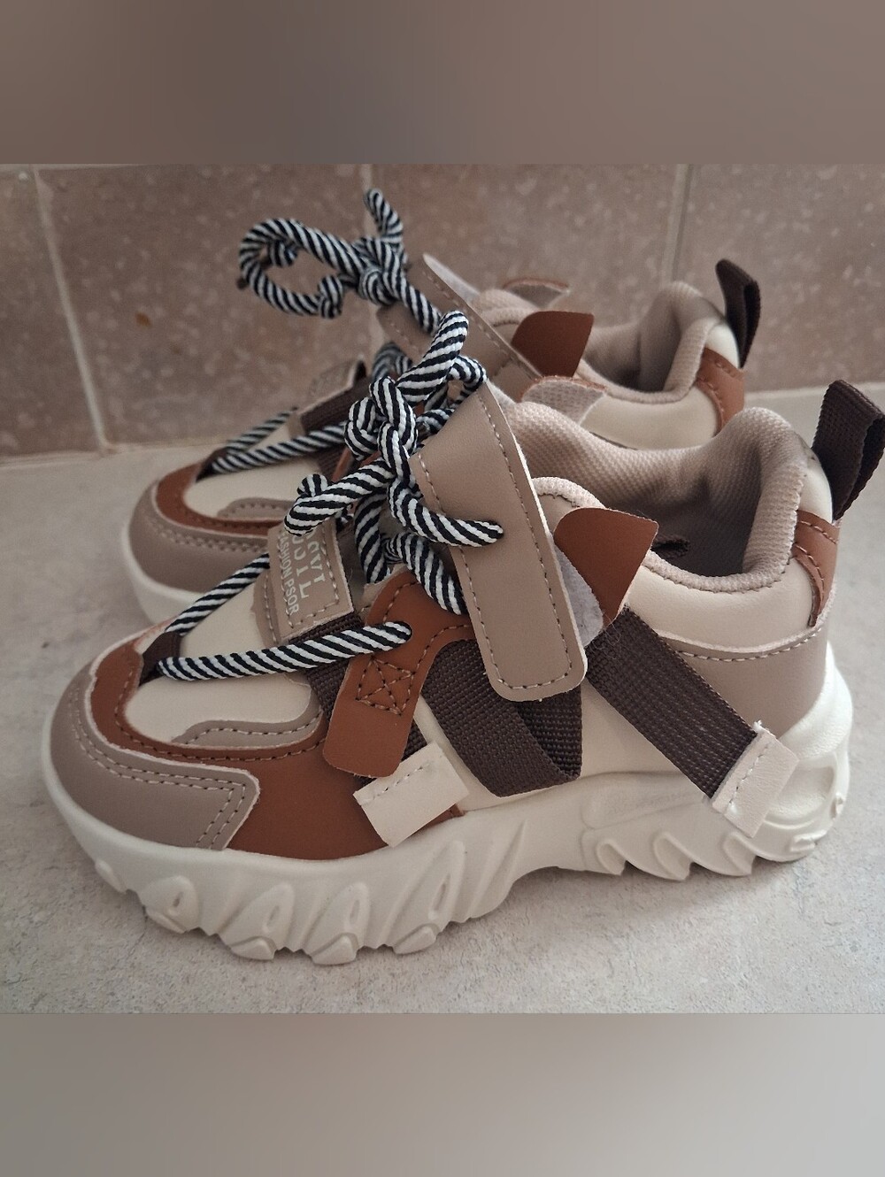 NWOB - OSYL Brand Kids Casual Sneakers, Color Block, Lace Up, Sz 9.5 (Toddler)